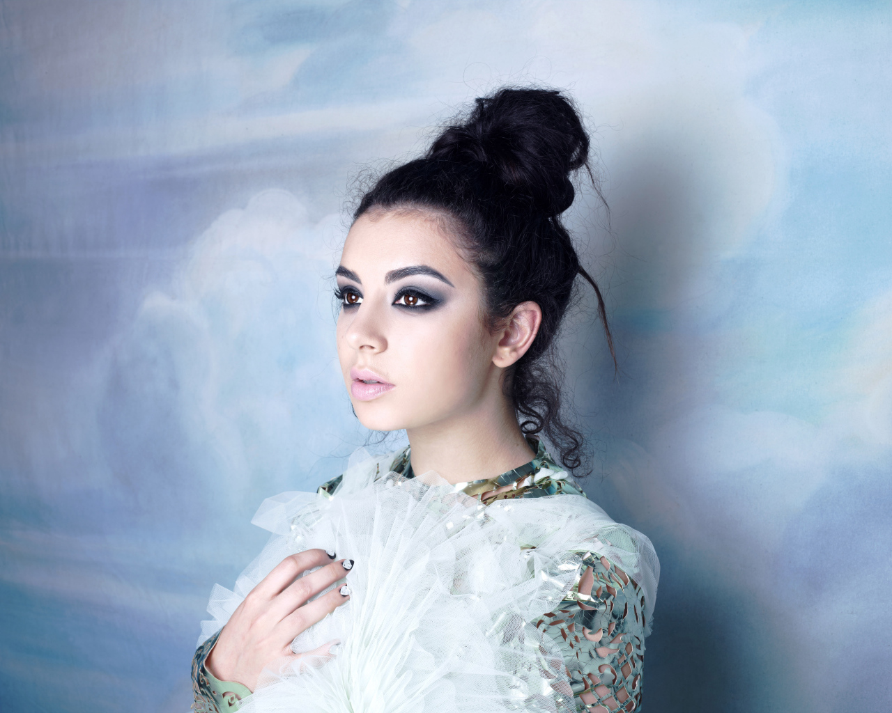 Красивая молодая девушка исполнительница Charli XCX 