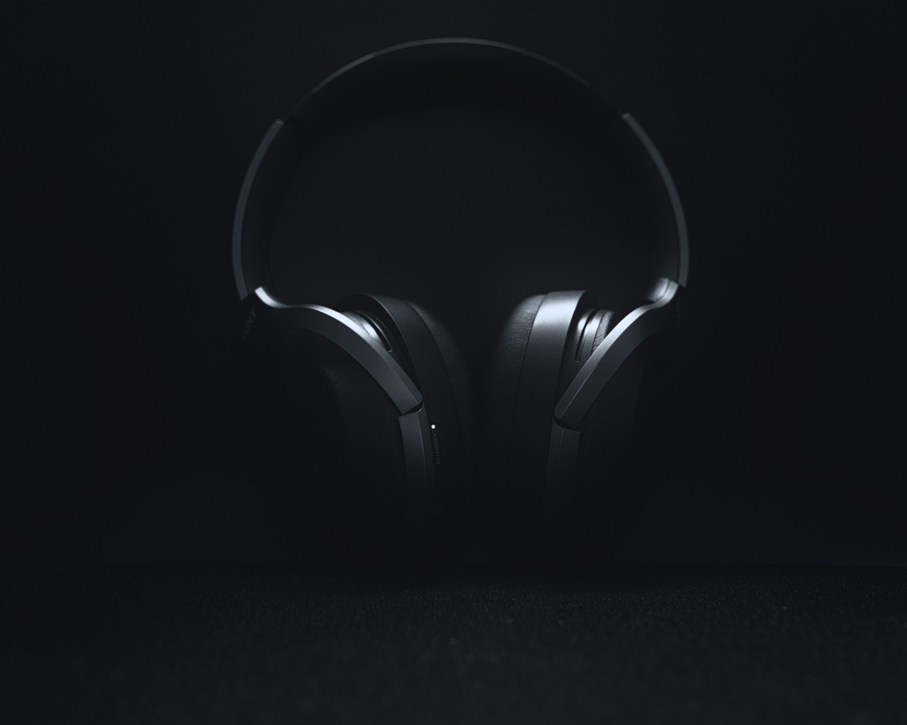Черные большие наушники на черном фоне