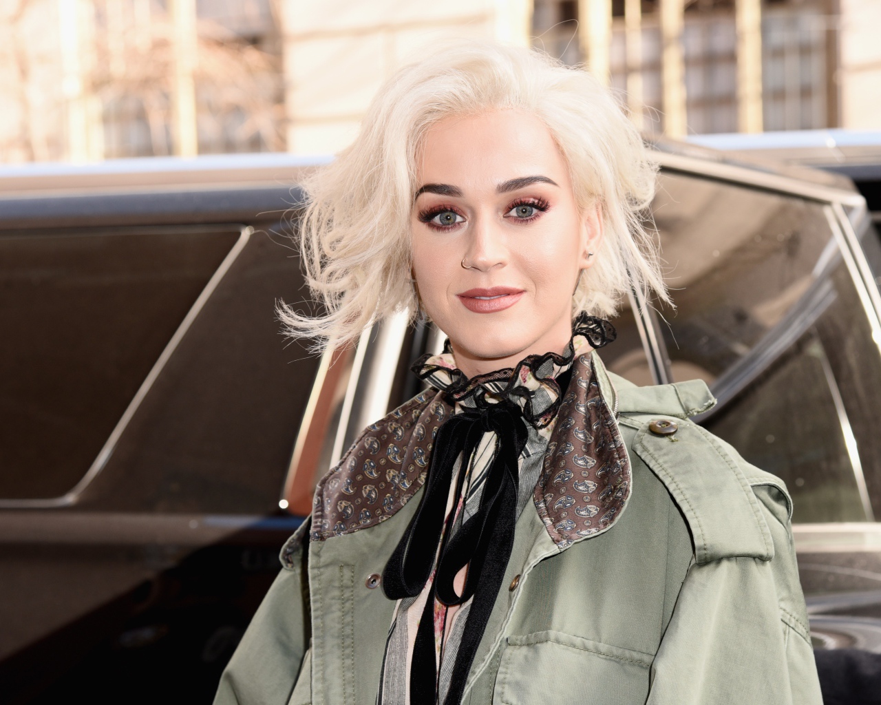 Блондинка Кэти Перри у машины