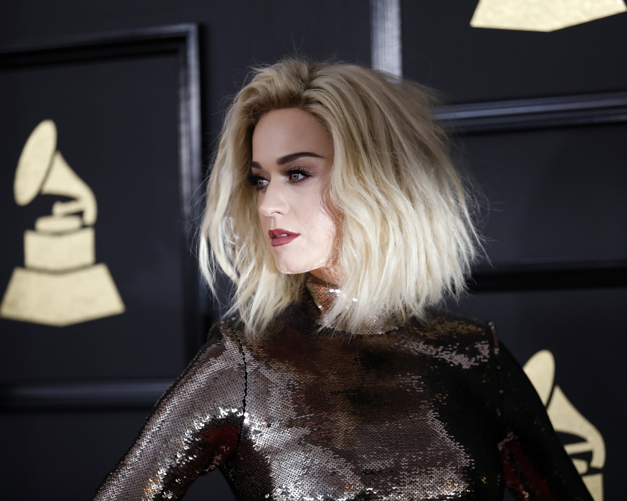 Блондинка Кэти Перри в блестящем платье