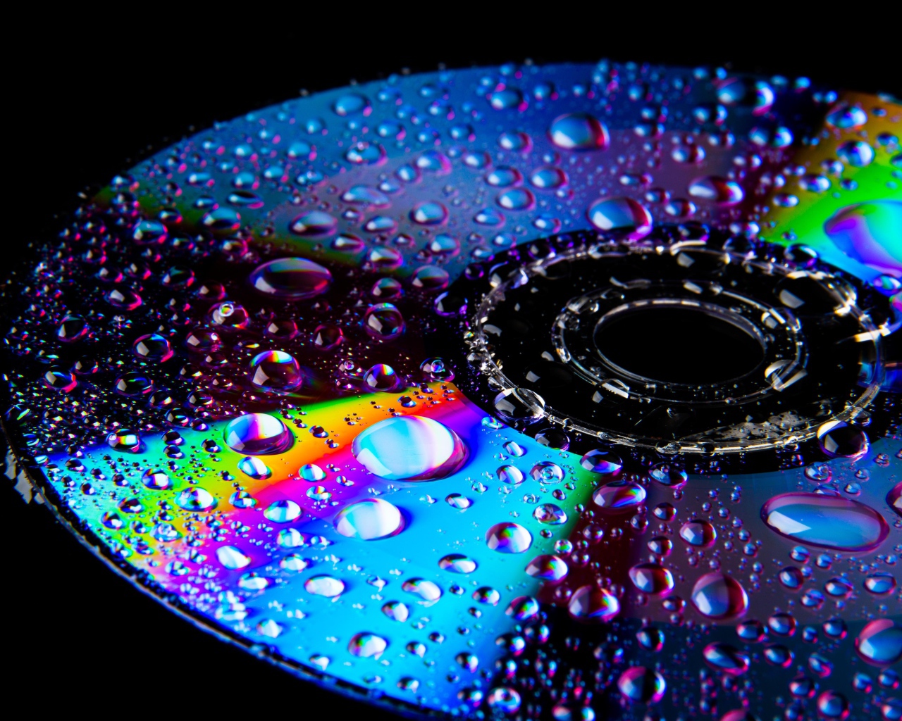 Яркая поверхность диска в каплях воды