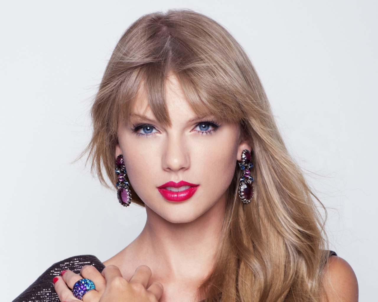 Яркая девушка, кантри исполнительница Тейлор Свифт