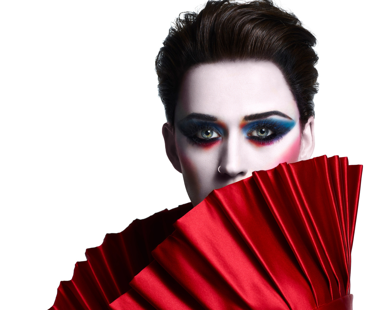 Ярка певица Кэти Перри на белом фоне