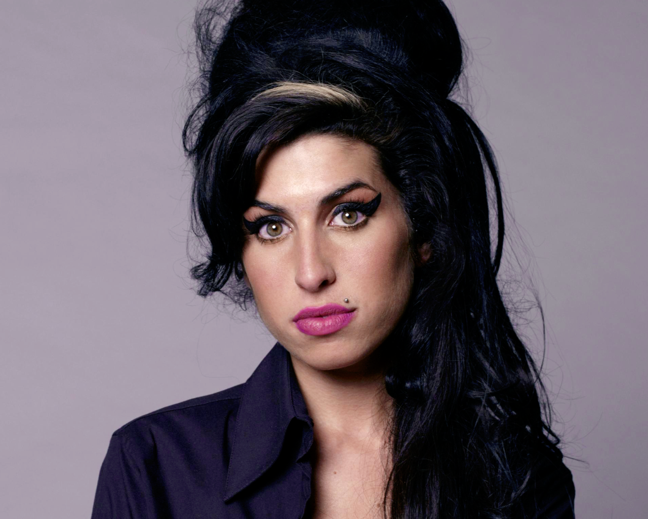 Британская певица Эми Уайнхаус с длинными черными волосами