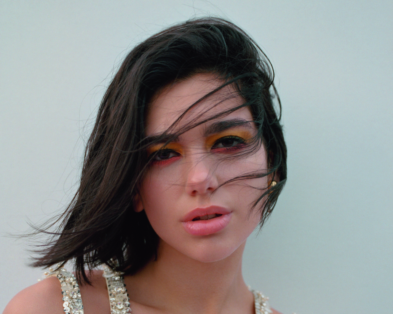 Британская певица Дуа Липа с волосами на лице