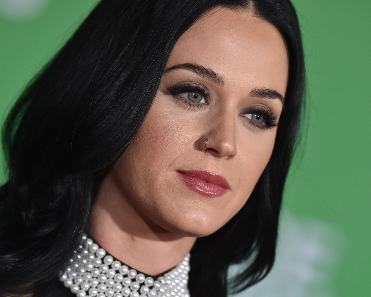 Лицо певицы Кэти Перри крупным планом