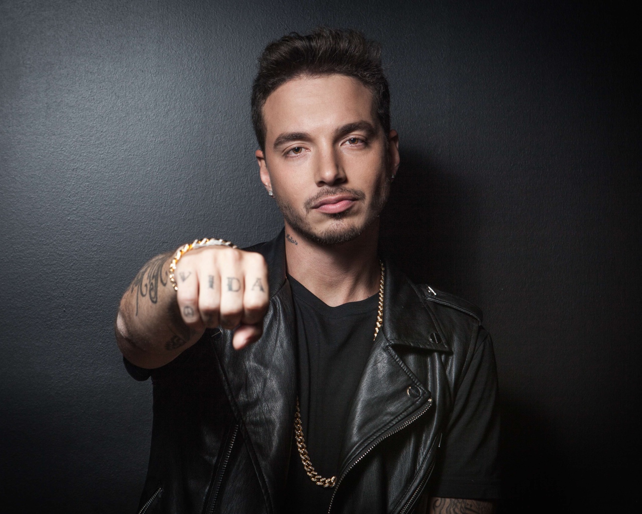 Колумбийский певец Джей Бальвин в черной кожаной куртке