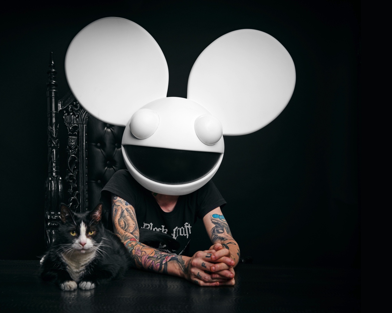 Диджей Дедмаус с котом на черном фоне