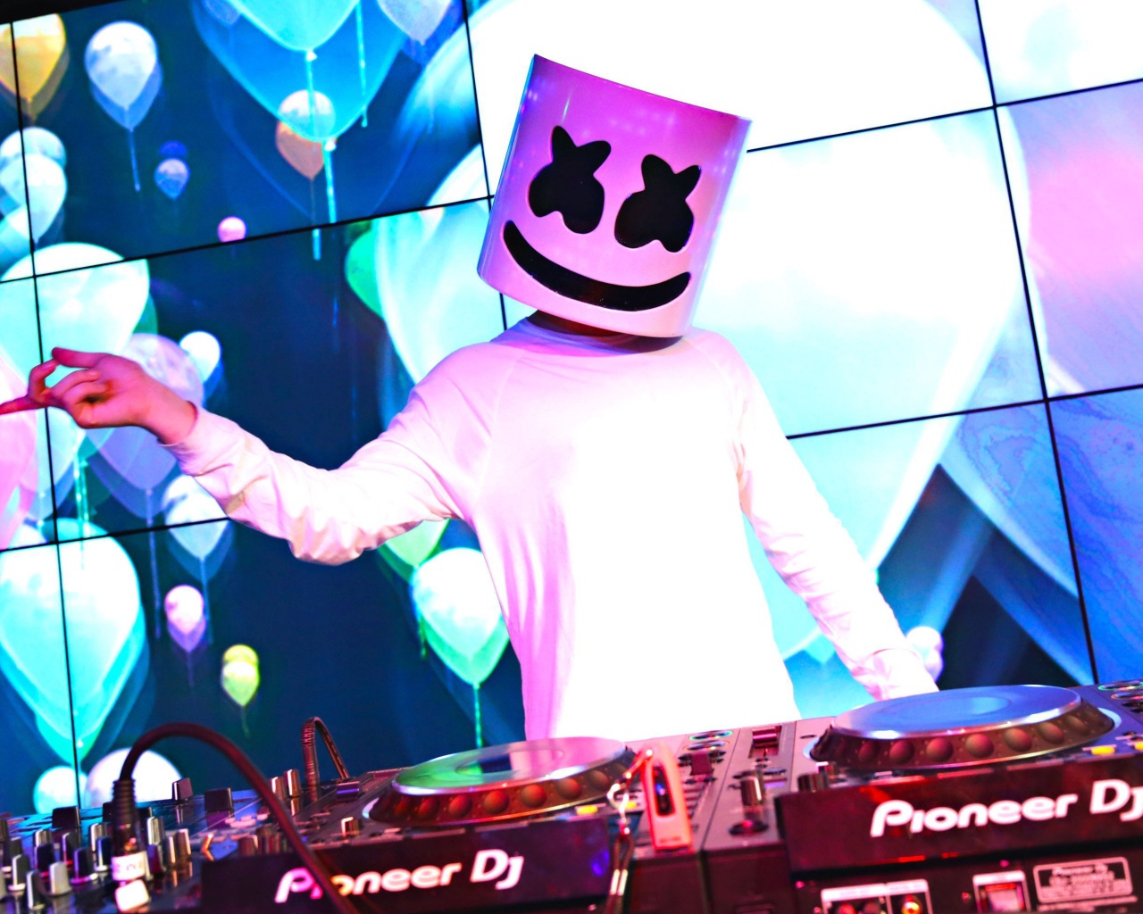 Диджей Маршмеллоу за пультом