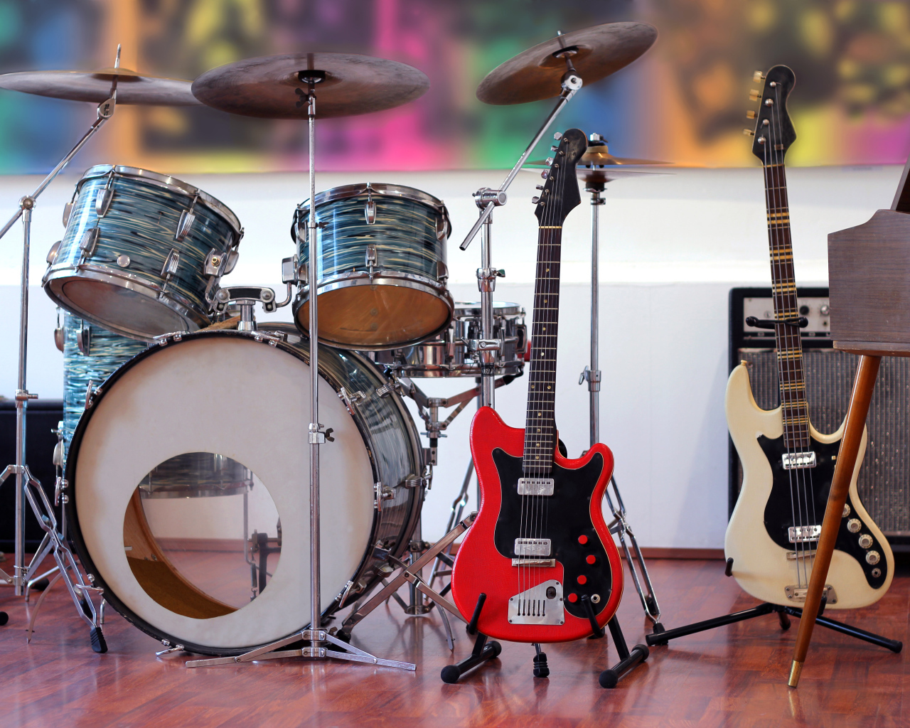 Барабаны и электро гитары на сцене 