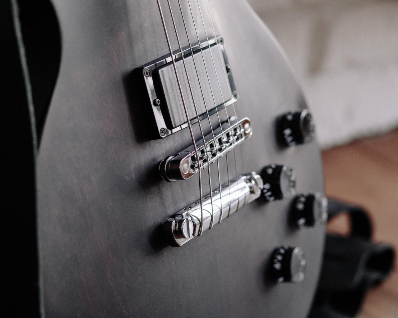 Струны электрогитары крупным планом