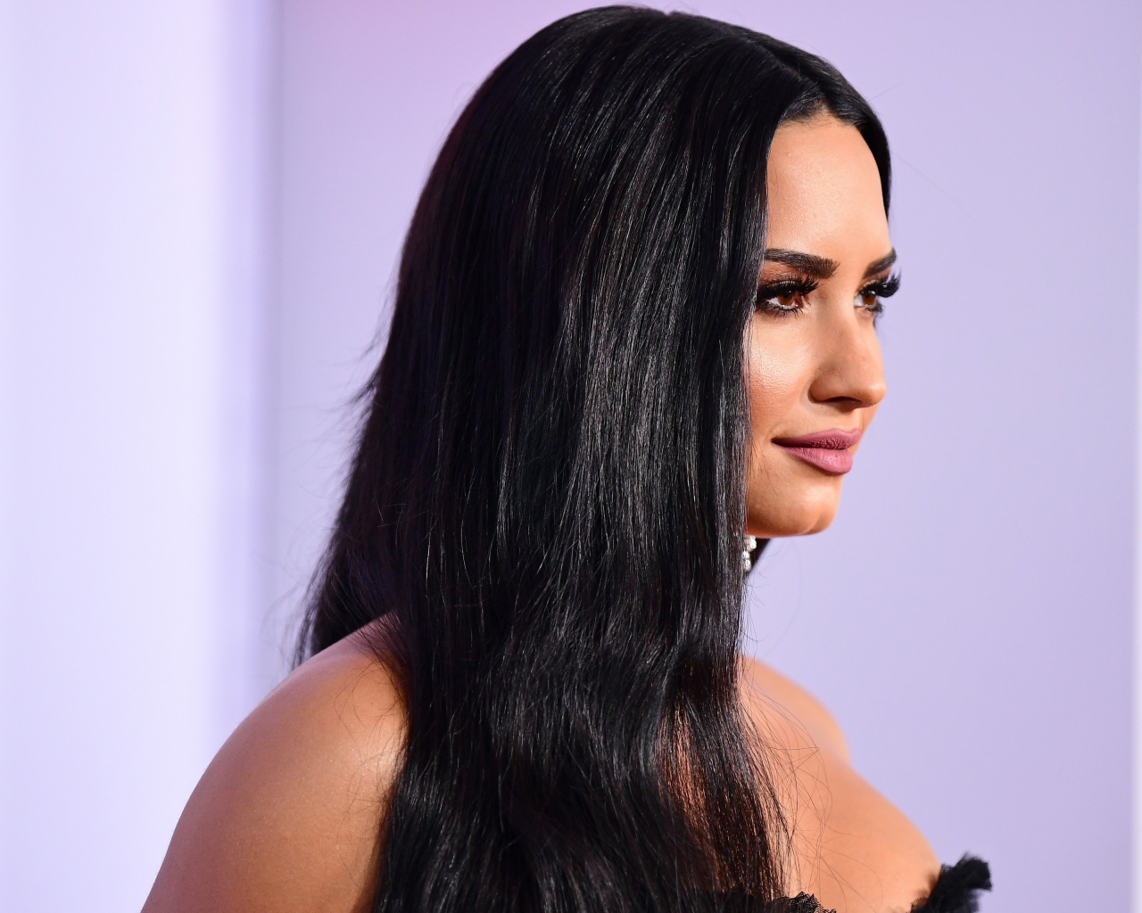 Длинноволосая брюнетка певица Деми Ловато