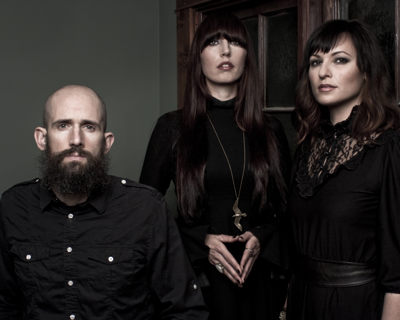 Участники музыкальной группы Ides Of Gemini в черных нарядах