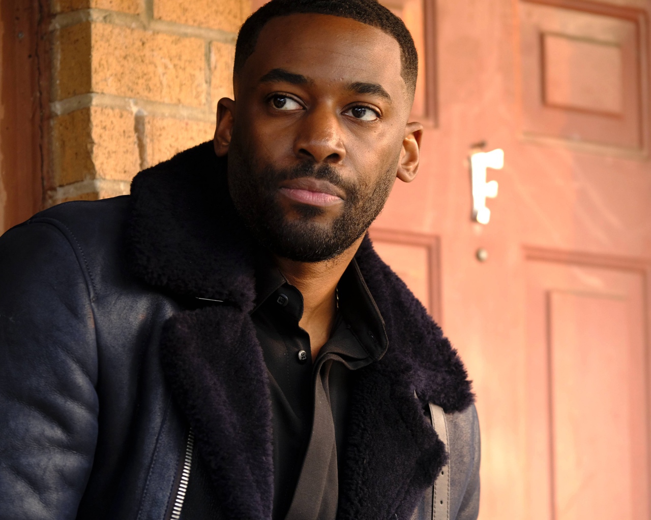 Музыкант Эшли Томас в черной куртке