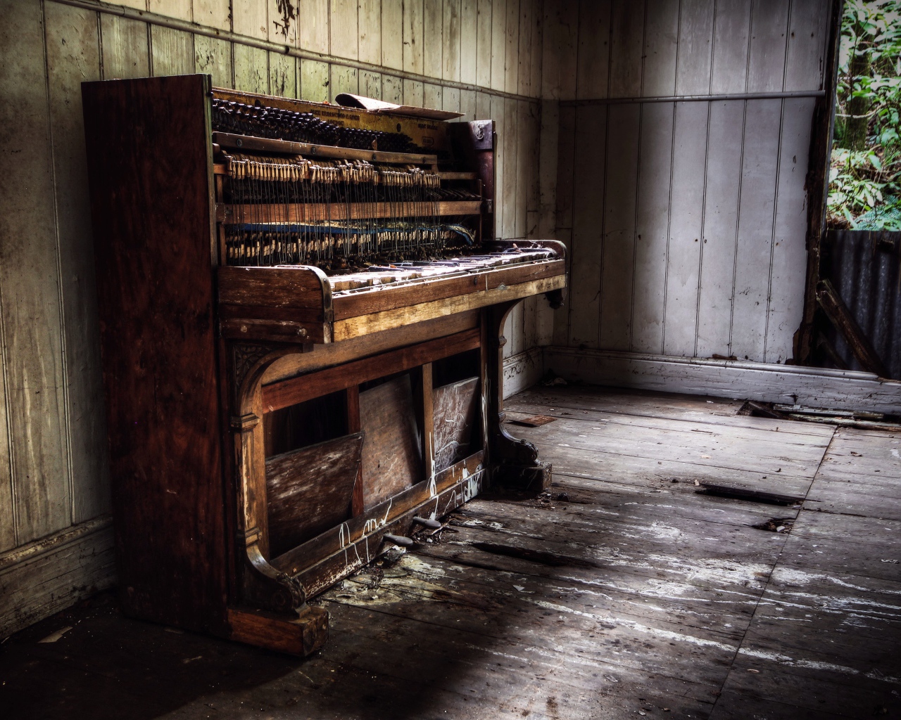 Старое пианино в комнате заброшенного дома