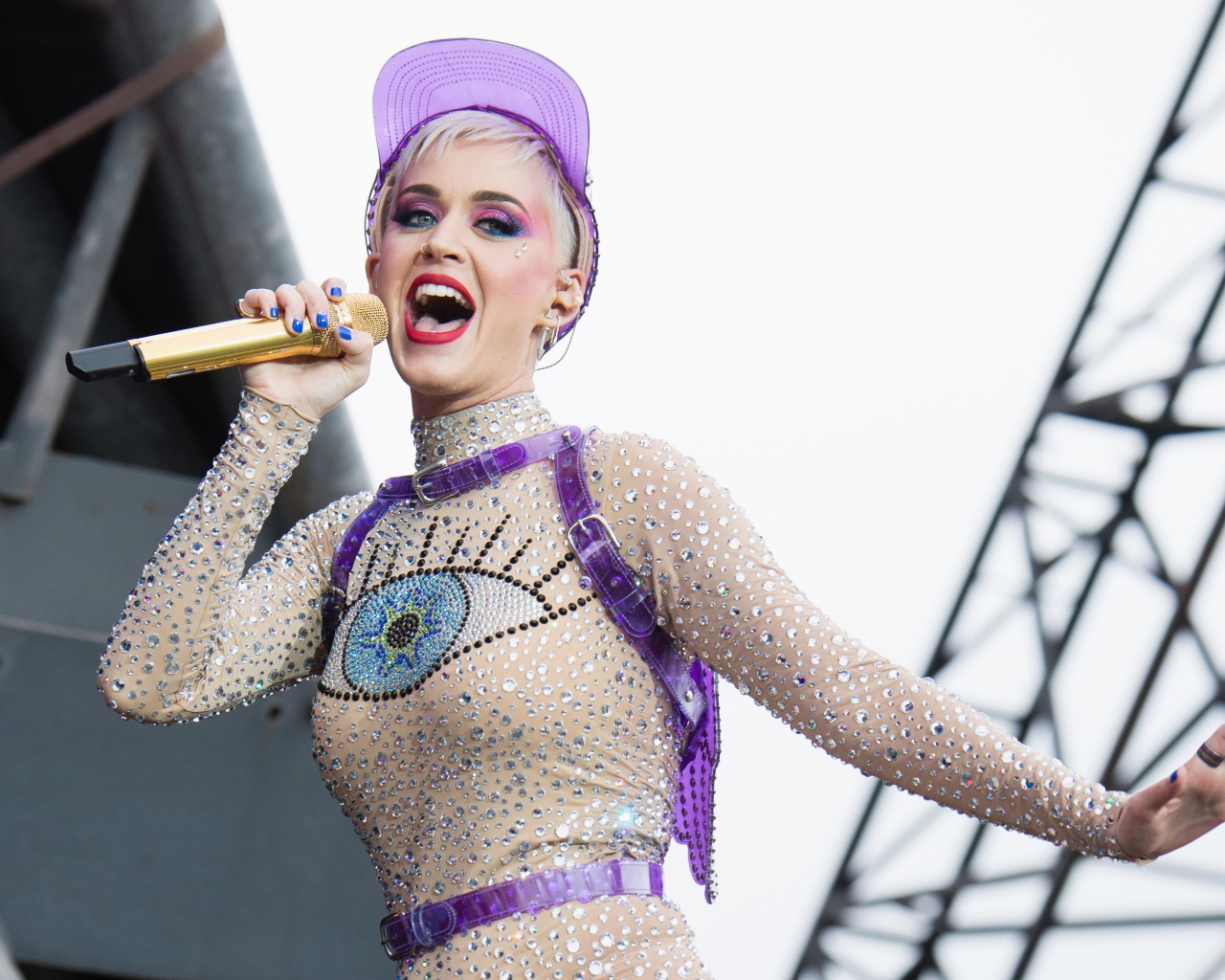 Эпатажная певица Кэти Перри выступает на сцене