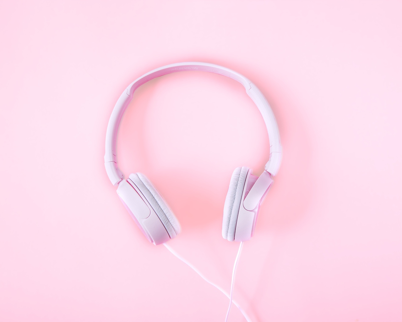 Розовые большие наушники на розовом фоне