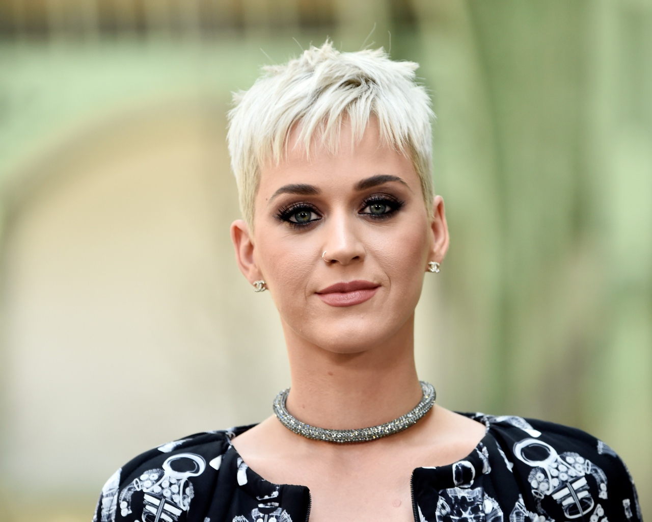 Милая девушка Кэти Перри с короткой стрижкой