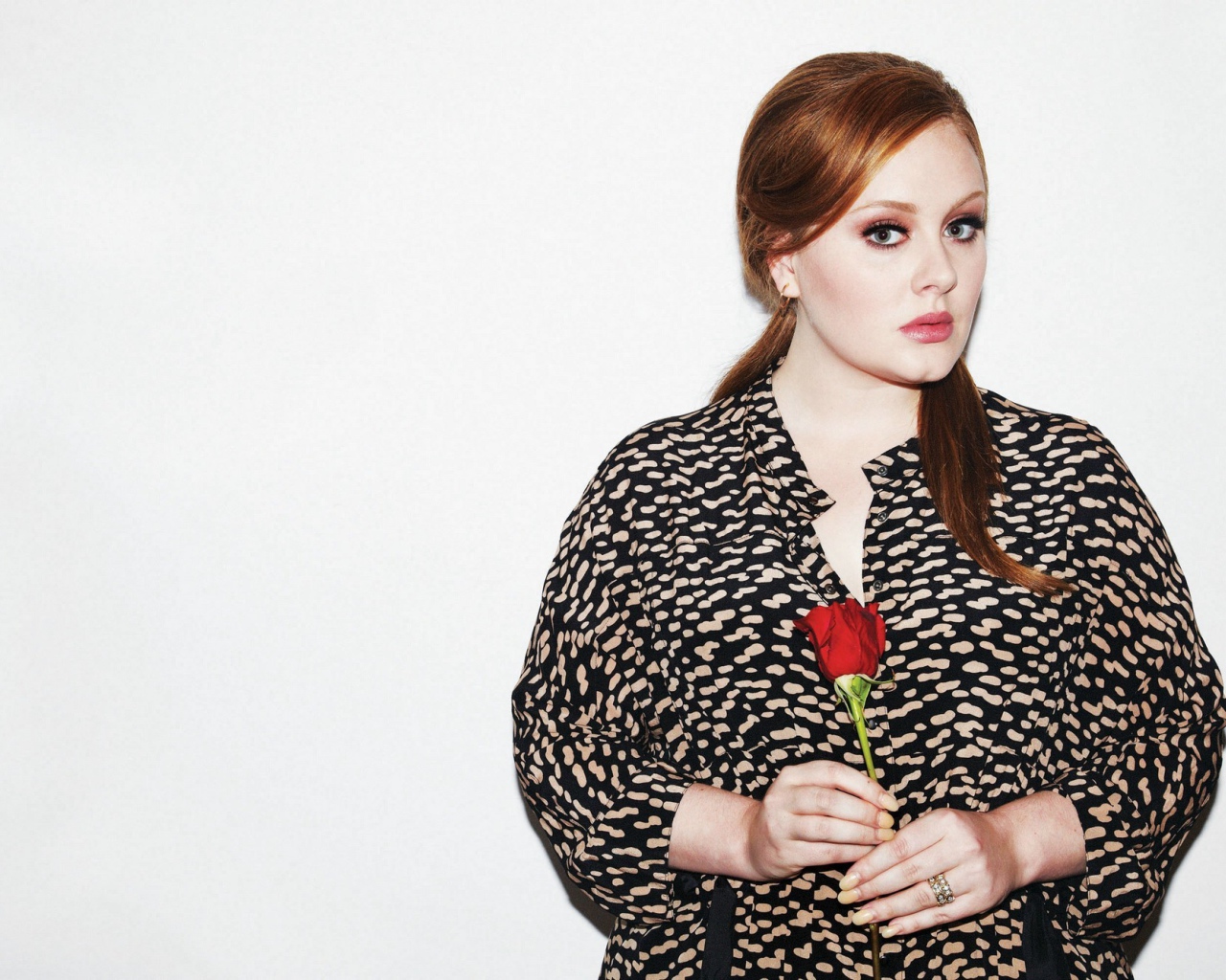 Певица Адель с красной розой в руке