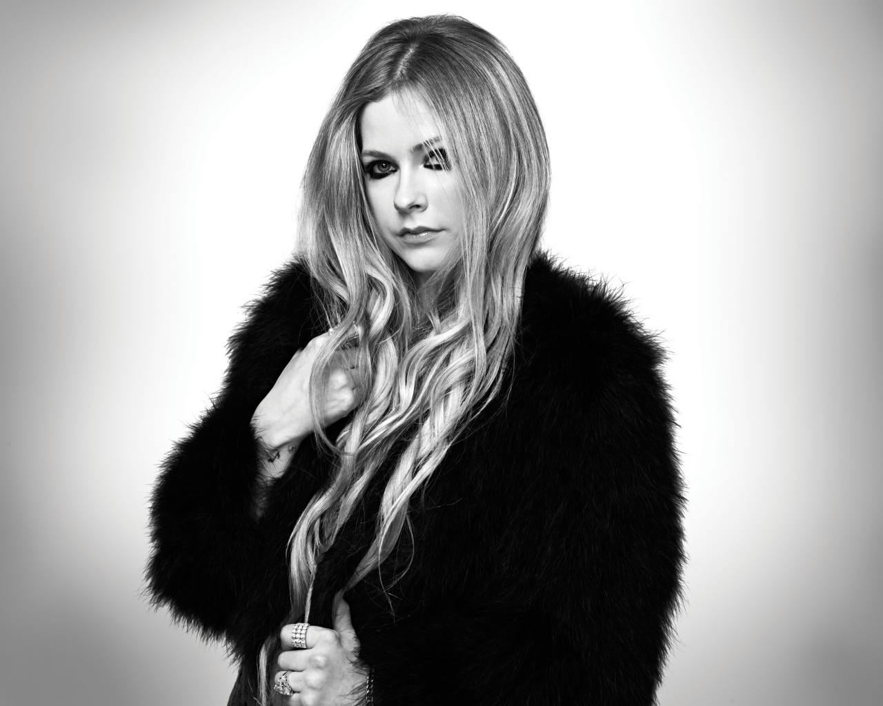 Певица Аврил Лавин в шубе черно - белое фото 