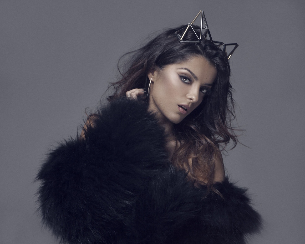 Певица Биби Рекса на сером фоне