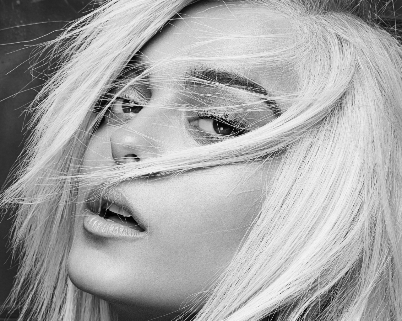 Певица Биби Рекса с волосами на лице черно-белое фото