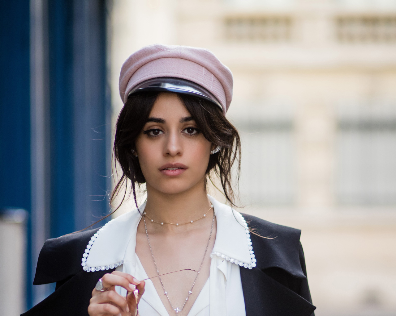 Певица Камила Кабельо в кепке