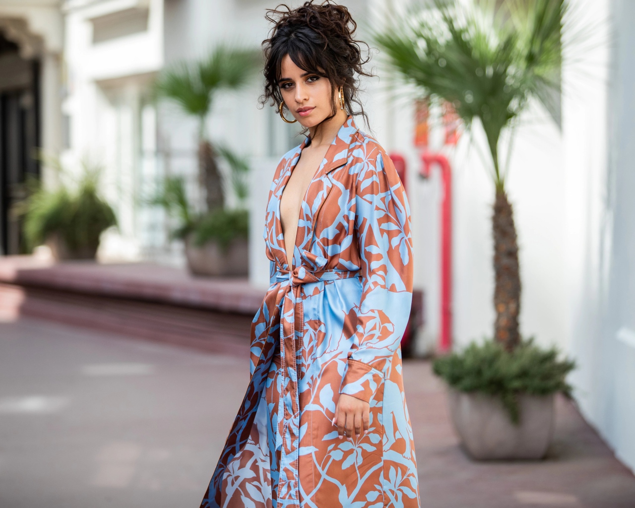 Певица Камила Кабельо в пальто на улице