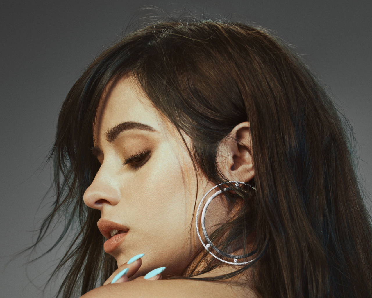Певица Камила Кабельо на сером фоне крупным планом 