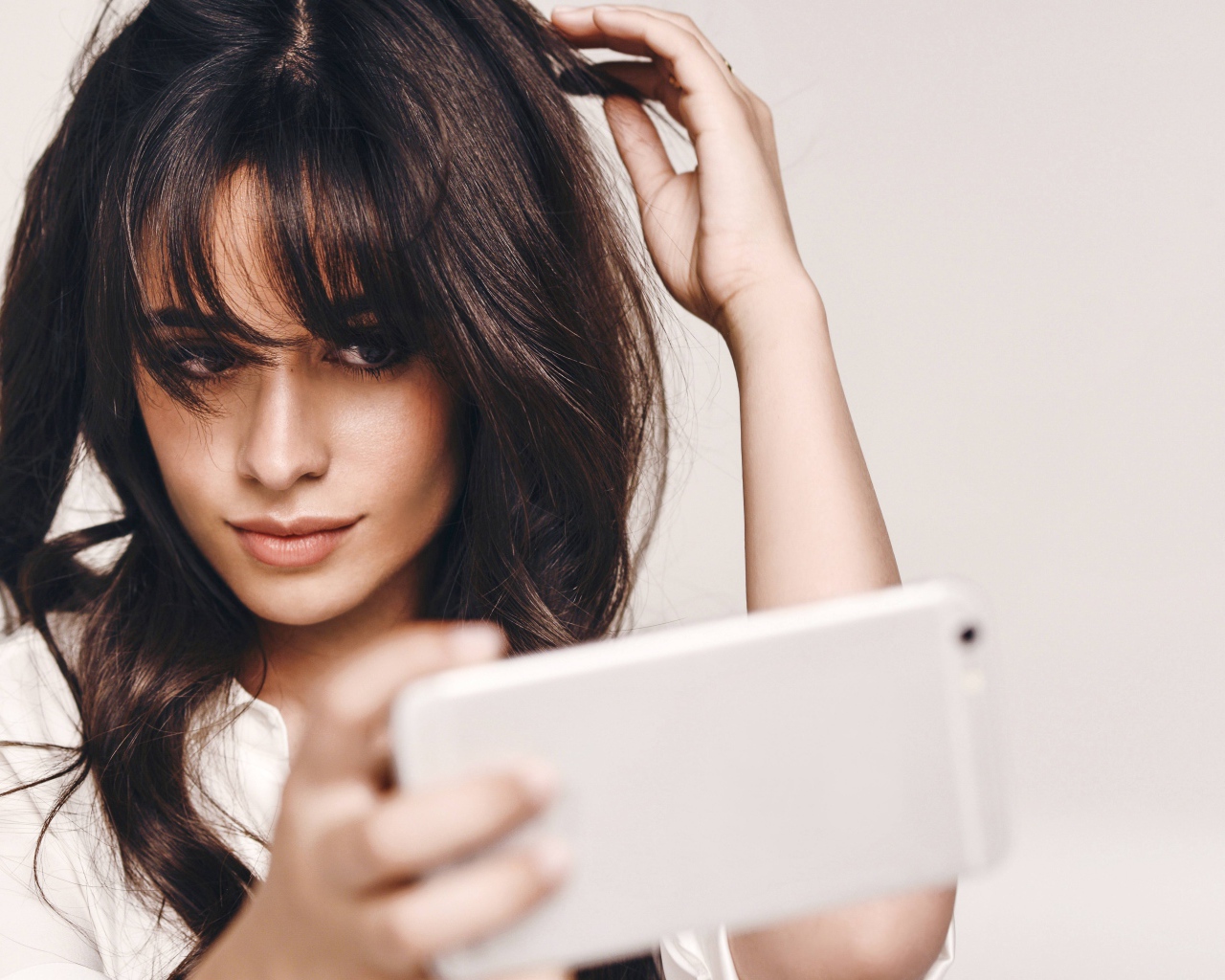 Певица Камила Кабельо делает селфи 