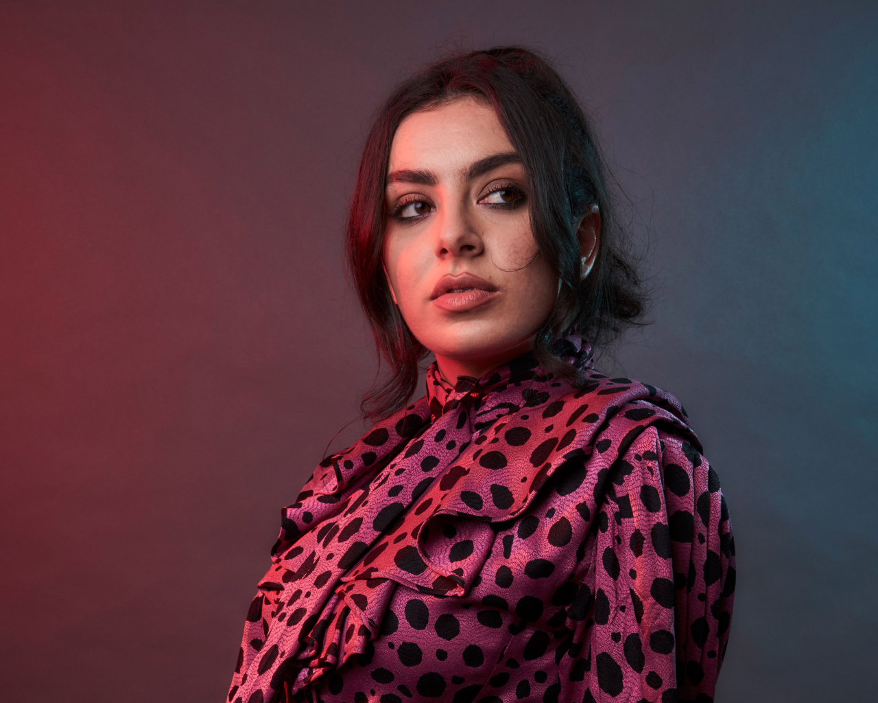 Певица Charli XCX на сером фоне