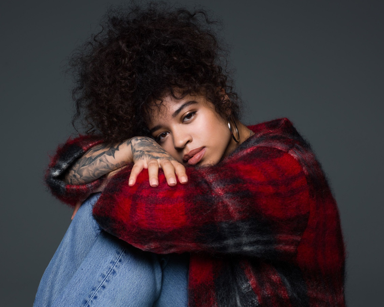 Певица Элла Май на сером фоне