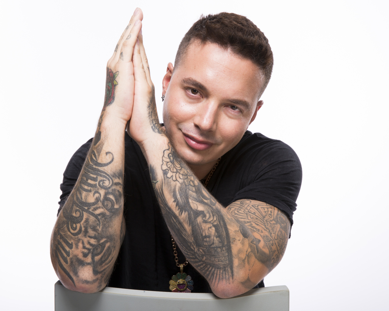 Певец Джей Бальвин с татуировками на руках
