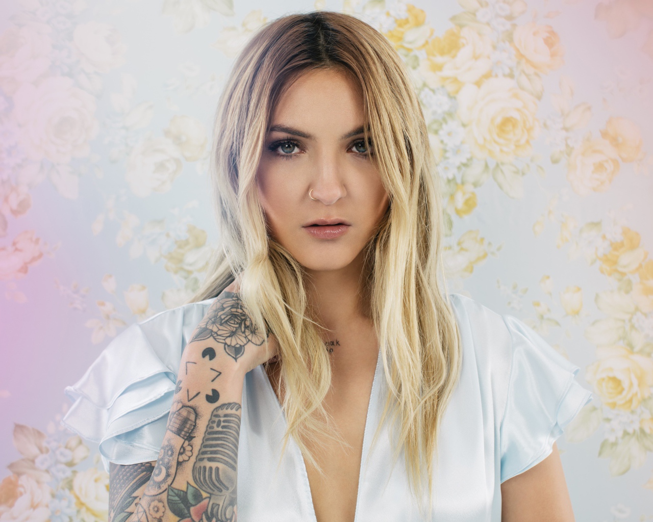 Певица Джулия Майклз с татуировками на руке