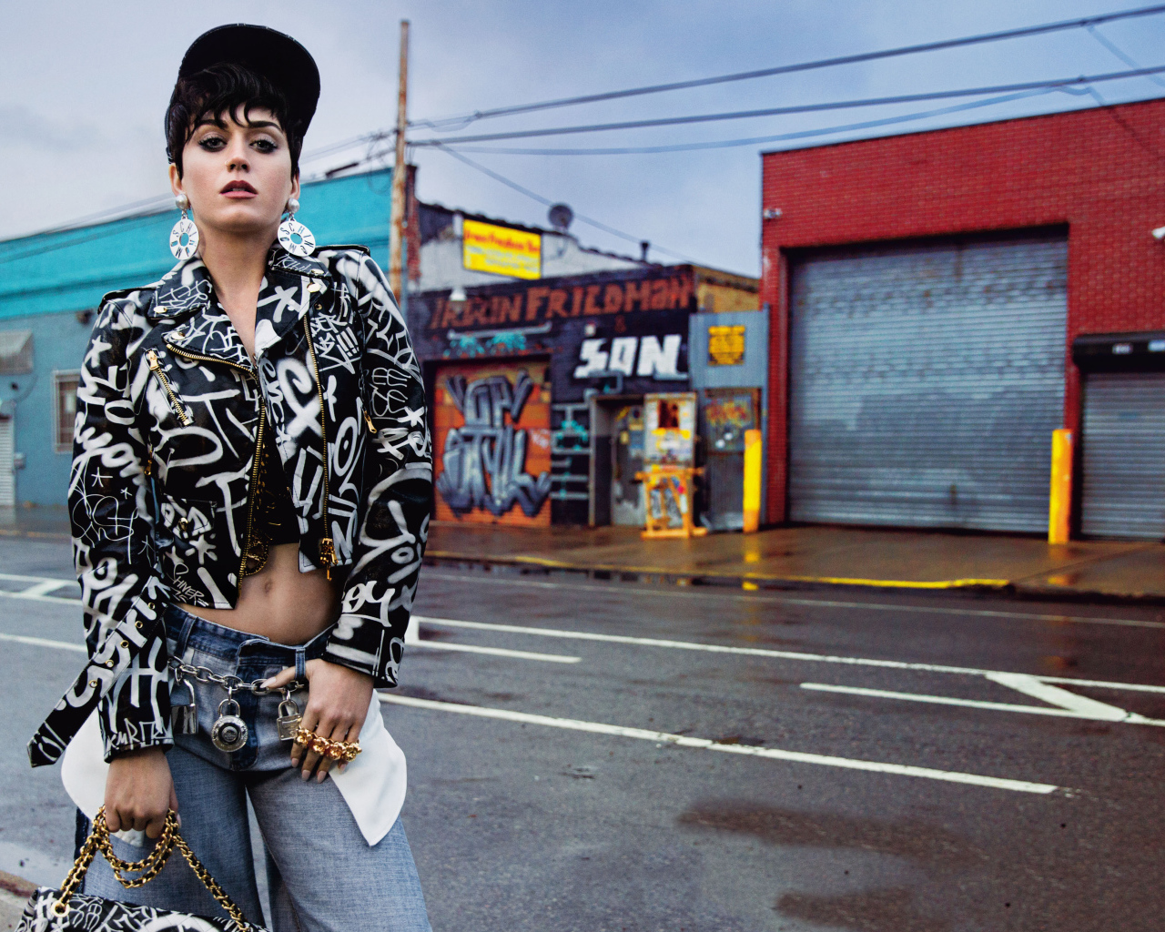 Певица Кэти Перри у дороги 