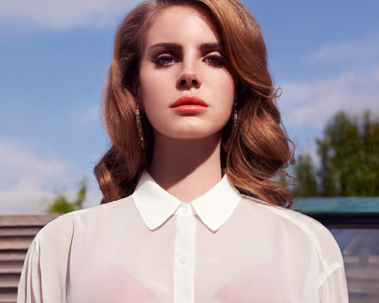 Певица Лана Дель Рей с большими сережками в ушах 