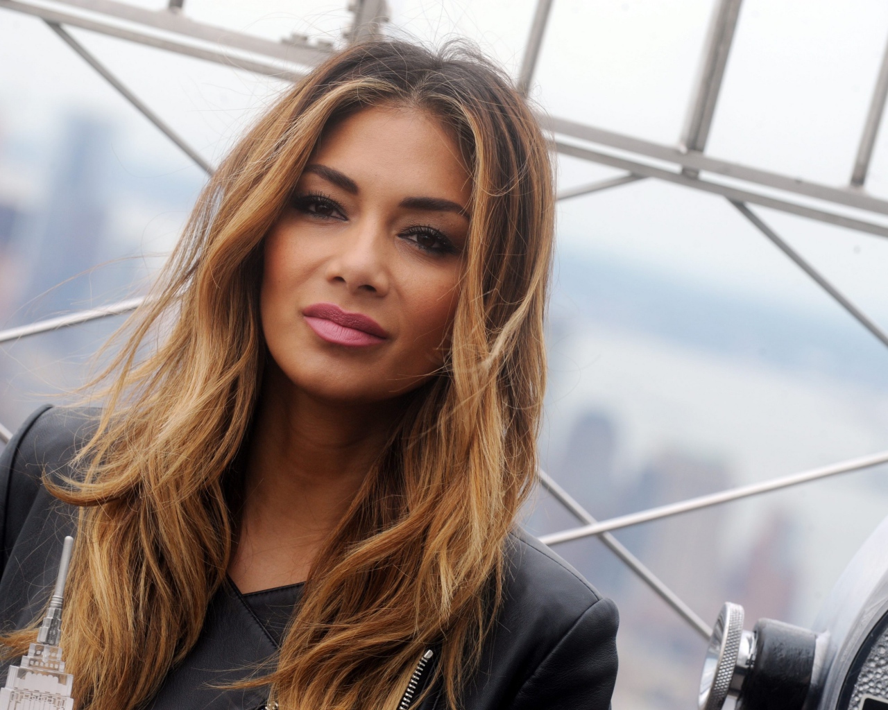 Певица Николь Шерзингер с карими глазами