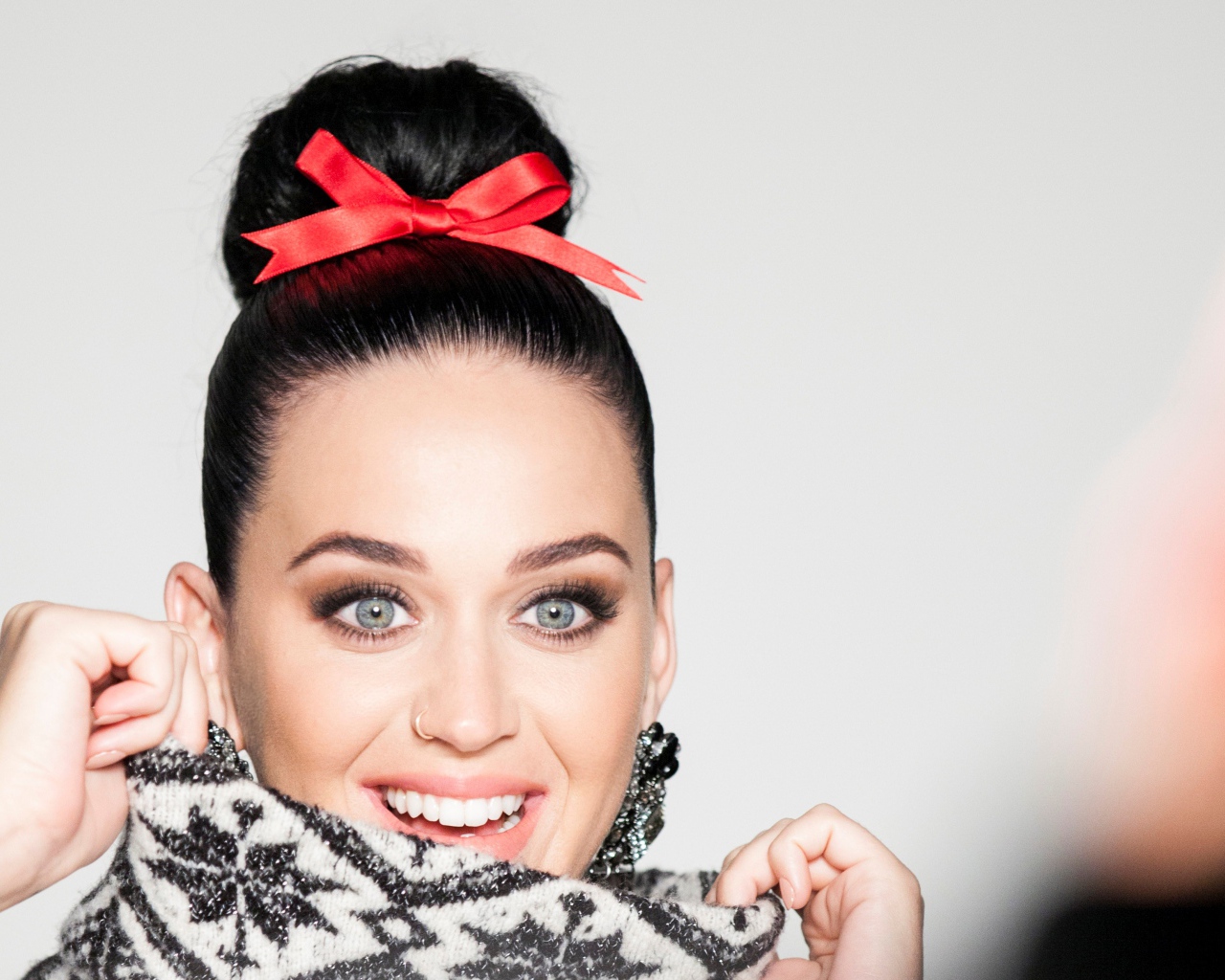 Улыбающаяся голубоглазая брюнетка Кэти Перри 