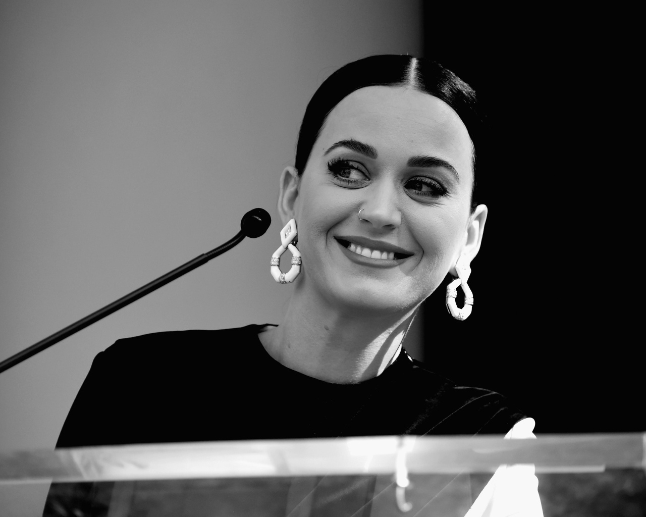 Улыбающаяся девушка певица Кэти Перри 