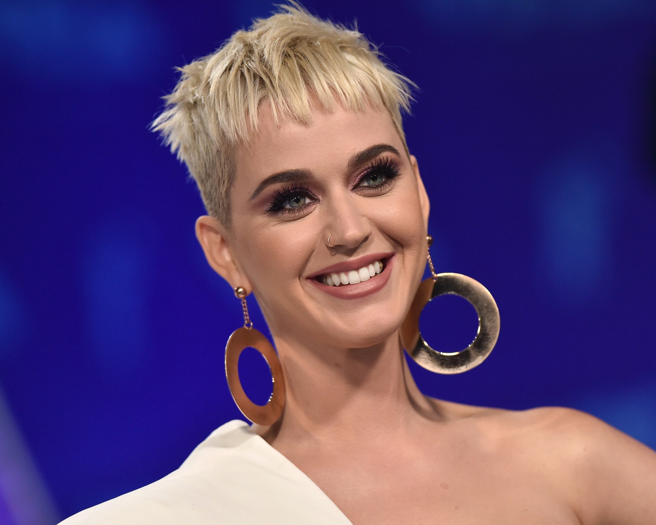 Улыбающаяся короткостриженная блондинка, певица Кэти Перри