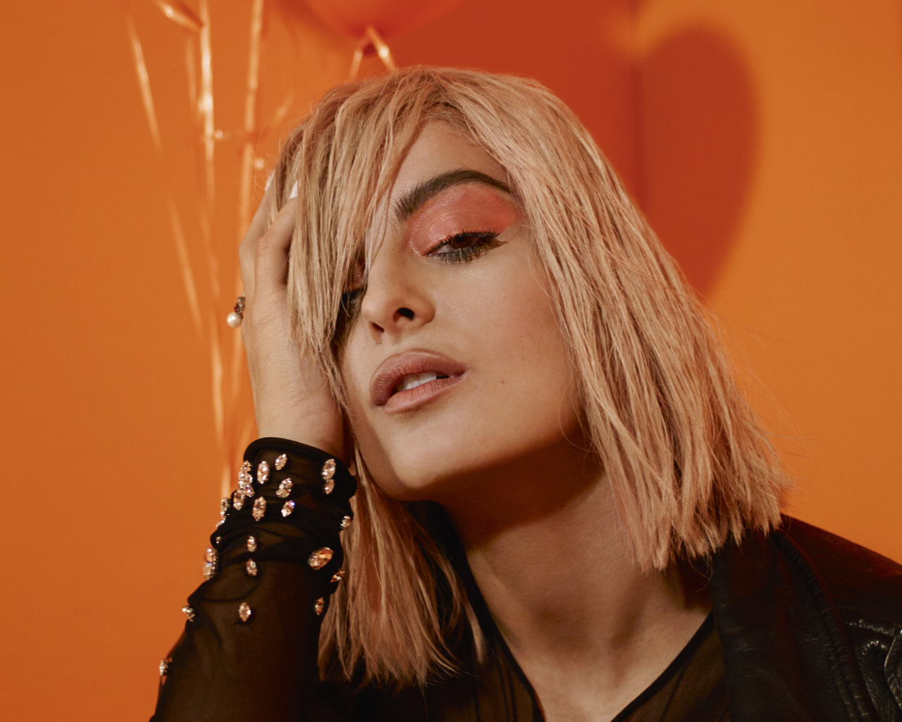 Эффектная певица Биби Рекса в черной кожаной куртке