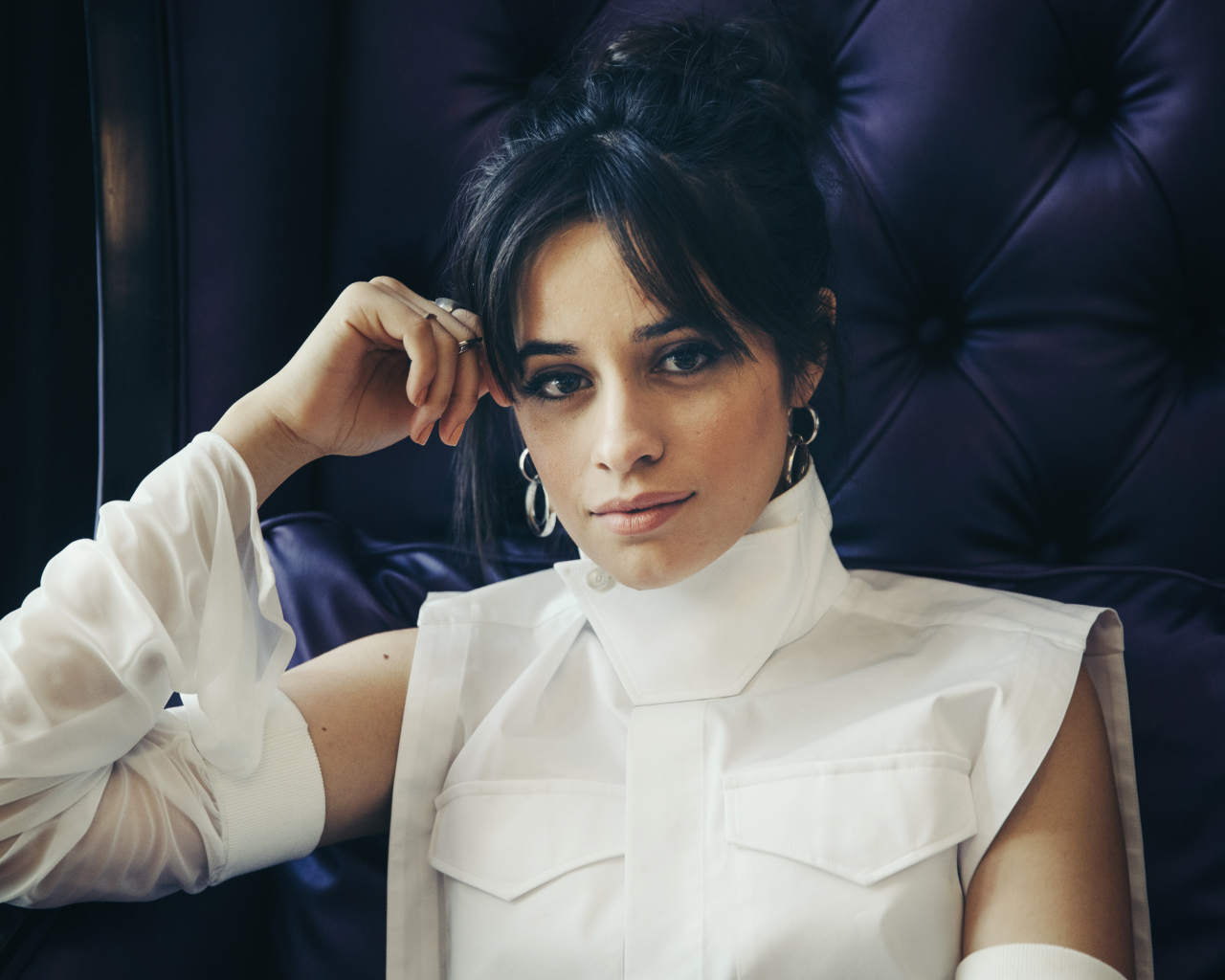 Стильная Камила Кабельо в белом костюме сидит в кресле