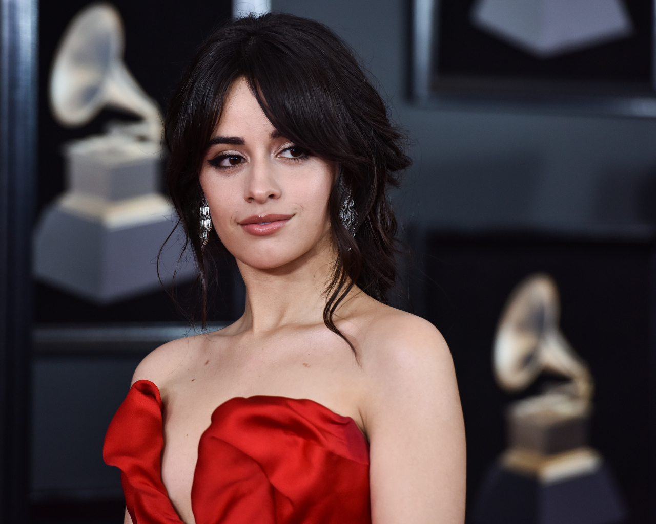 Стильная девушка певица Камила Кабельо в красном платье