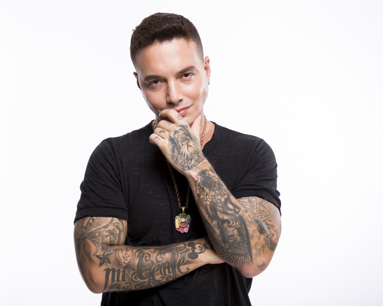 Стильный мужчина, певец Джей Бальвин в черной футболке