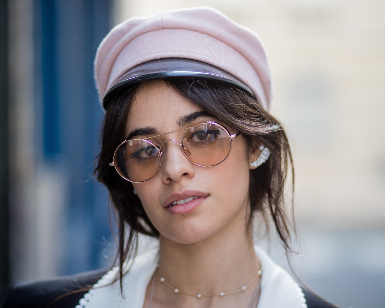 Стильная певица Камила Кабельо в очках и кепке