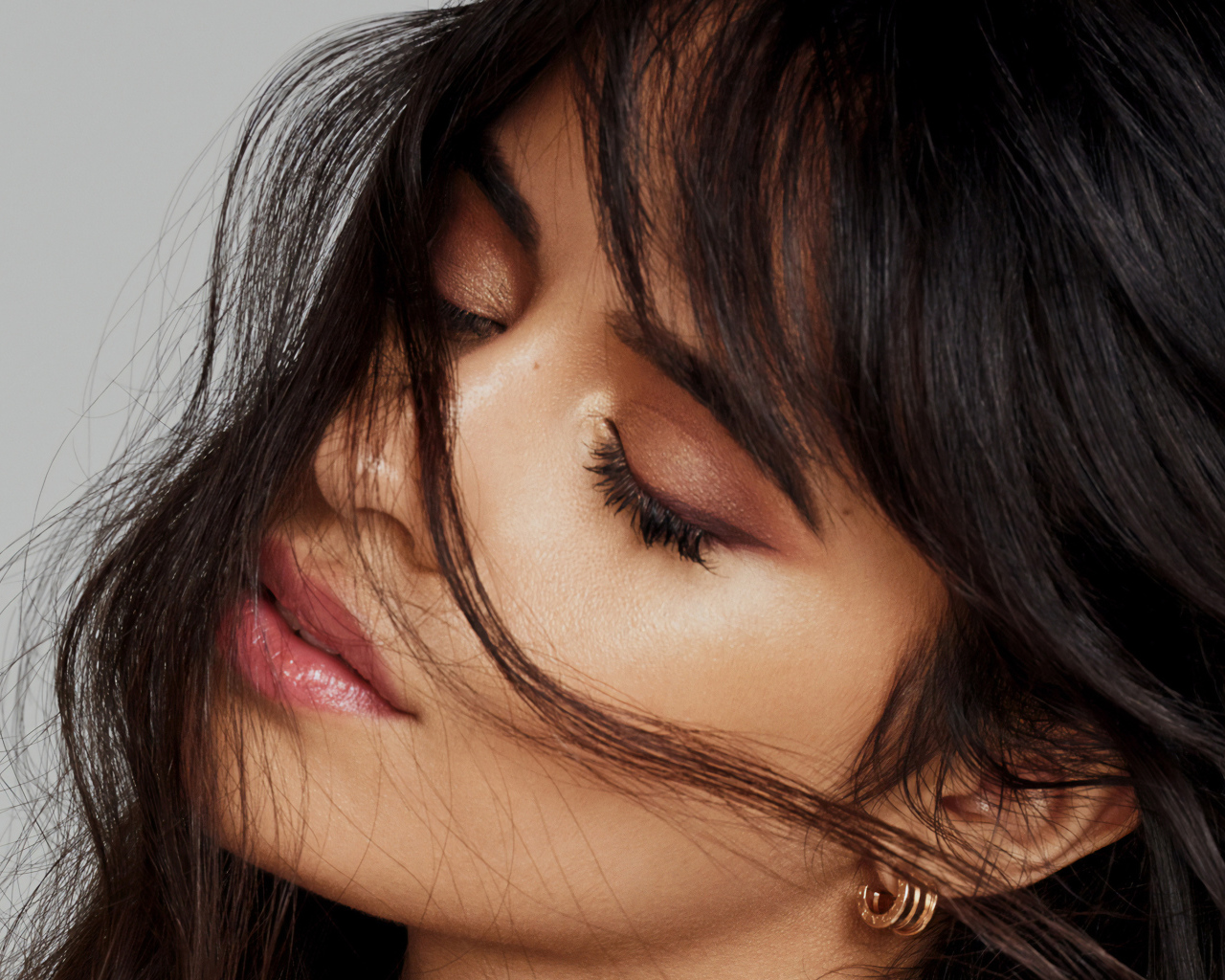 Нежная девушка с закрытыми глазами, певица Камила Кабельо