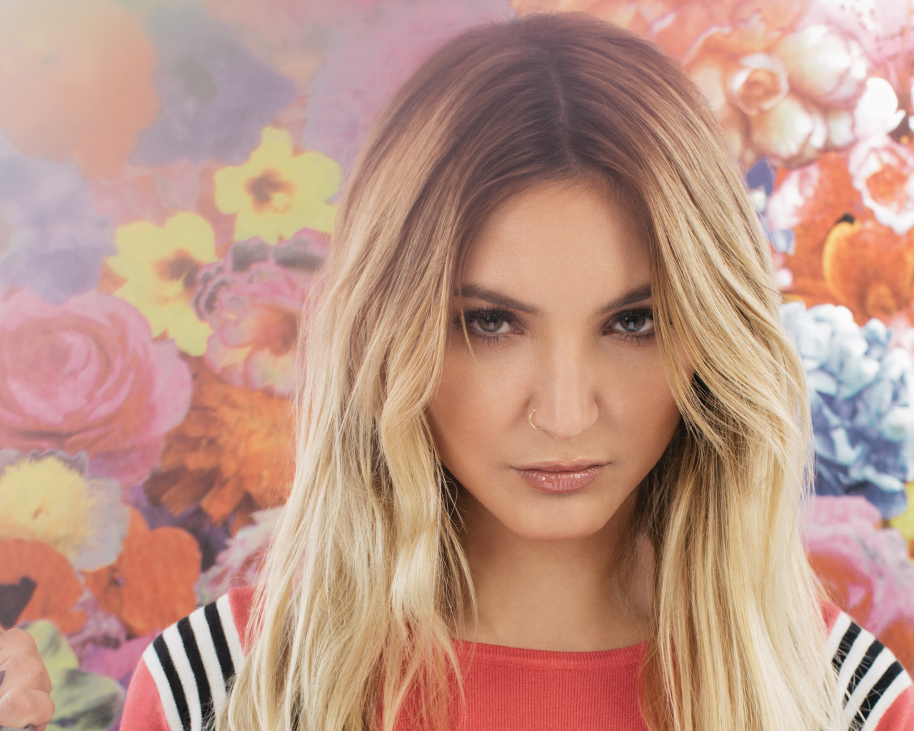 Взгляд певицы Джулии Майклз