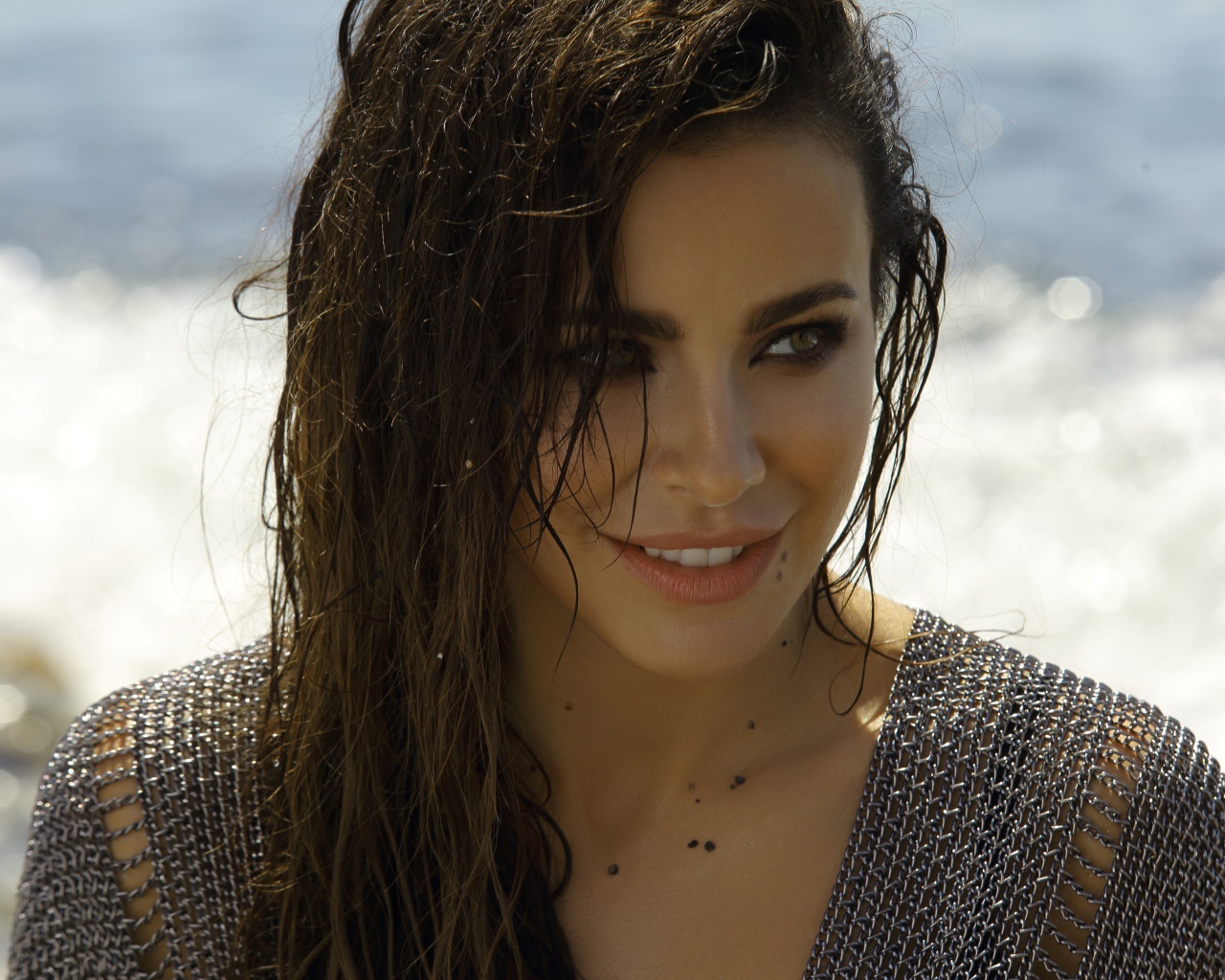 Украинская певица Ани Лорак с мокрыми волосами