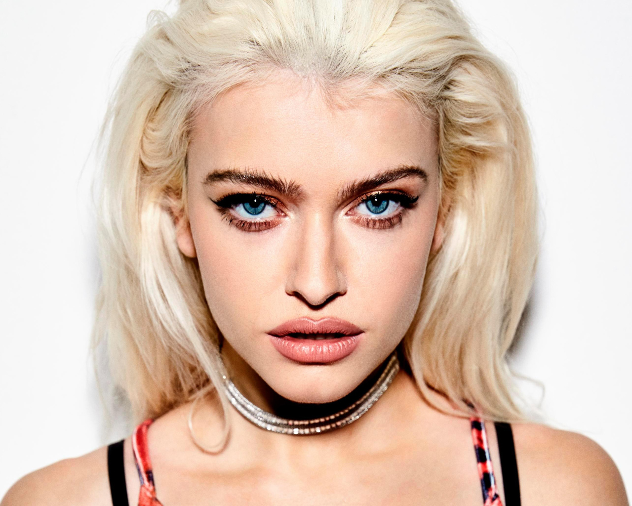 Молодая блондинка, поп исполнительница Элис Чэтер крупным планом