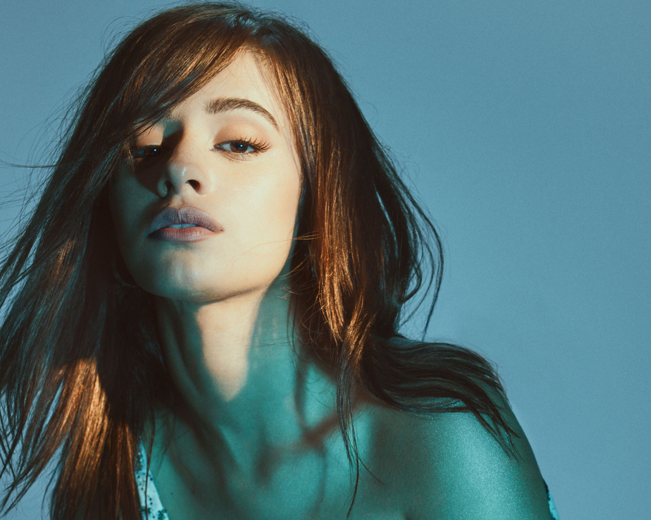 Молодая кареглазая певица Камила Кабельо на синем фоне